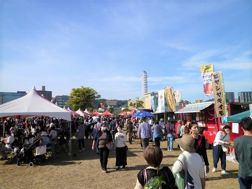 大勢の来場者で賑わう会場風景