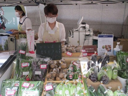 かごしま農業女子メンバーによる販売風景