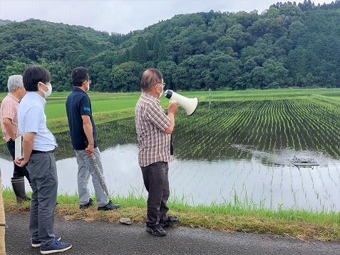 ほ場での説明風景(伊佐市)