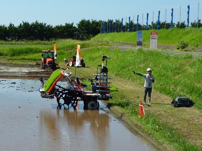 ロボット田植機の説明風景