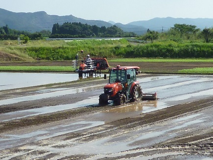 直進アシスト付きトラクタの作業風景