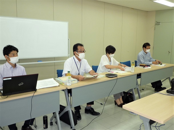 研修会で講演する職員(中央2名)