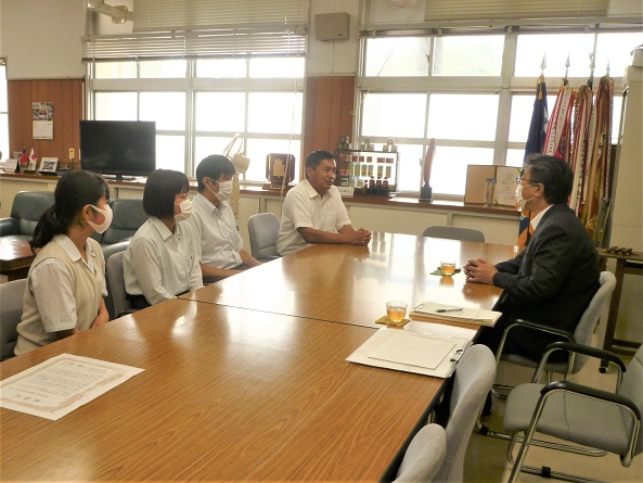 意見交換の様子（鶴翔高等学校）