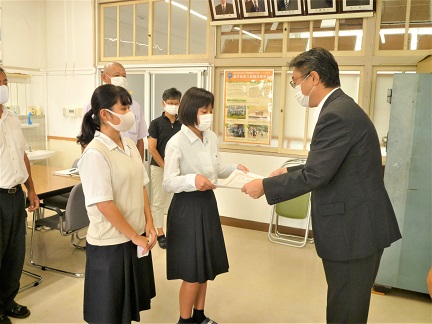 激励状の手交風景(鶴翔高等学校)