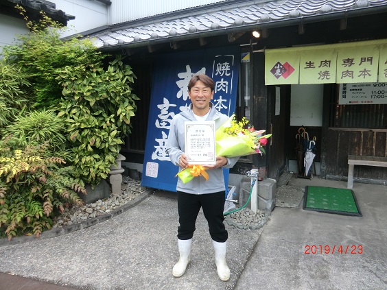 村商(株)が経営する店舗前にて記念撮影