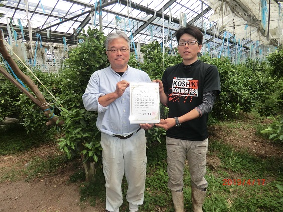 交付後の記念撮影(経営者)