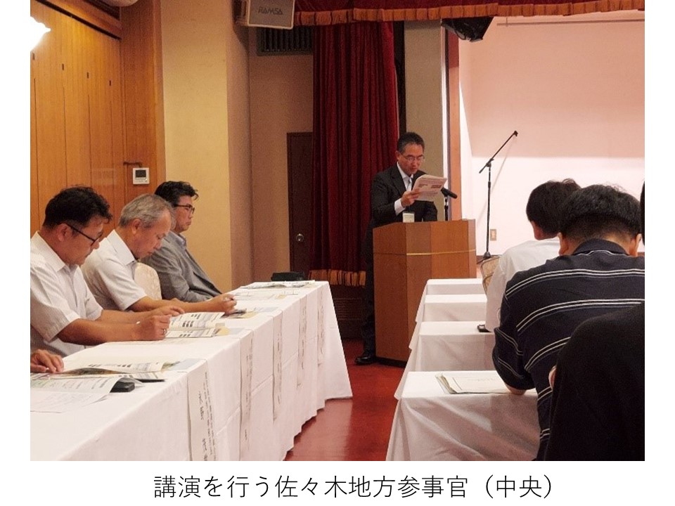 講演を行う佐々木地方参事官　画像中央の人物