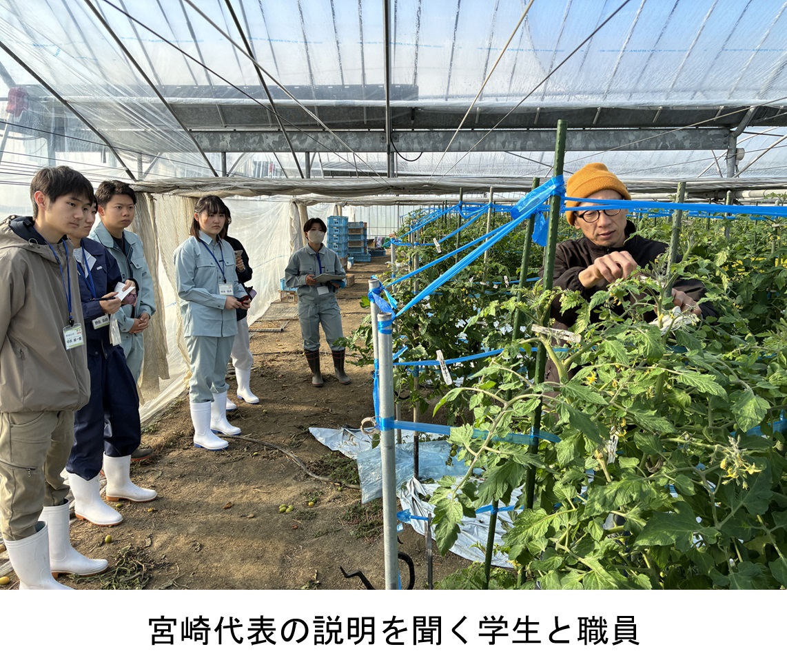 宮崎代表の説明を聞く学生と職員