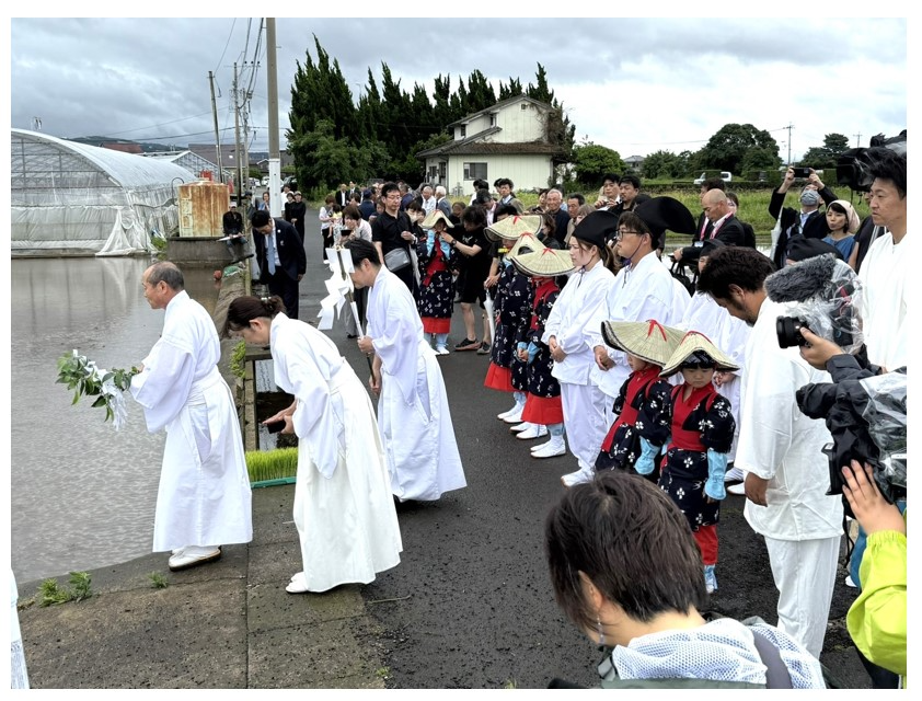 田んぼでの神事