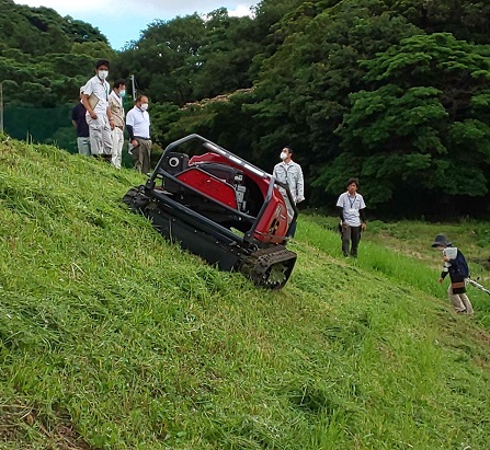 ラジコン草刈機