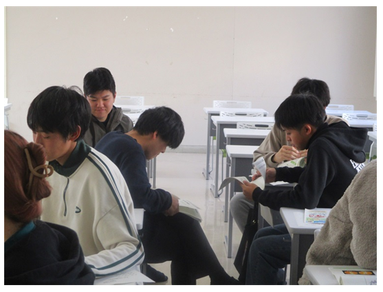 グループディスカッションする学生達1