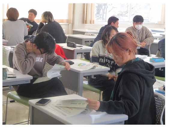 グループディスカッションする学生達2