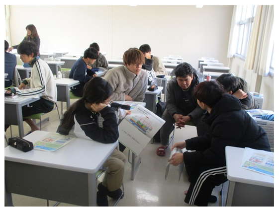 グループディスカッションする学生達3