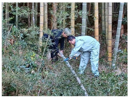 質問を班で検討する生徒達