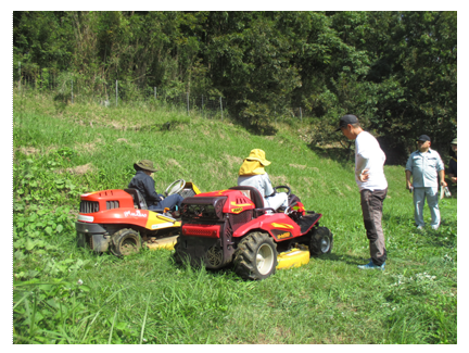 乗用草刈り機を体験