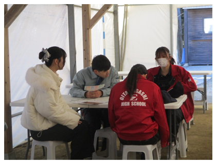 質問を班で検討する生徒達