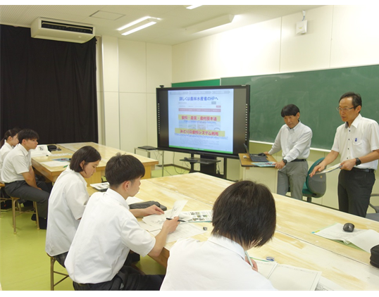 意見交換する職員と生徒