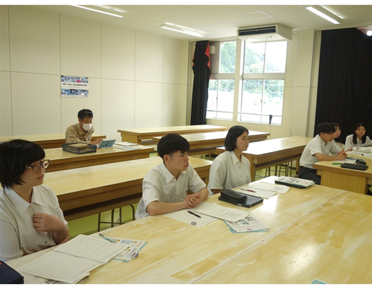 聴講する生徒達