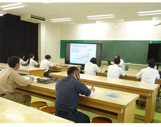 教室後方からの授業の様子