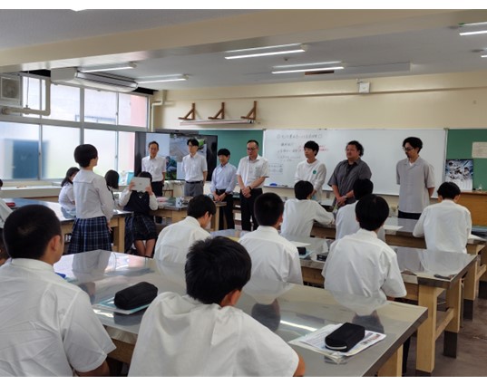 出前授業が終了し、前に整列した講師たちが生徒からお礼の言葉を頂く様子