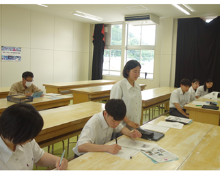 起立して発言する生徒