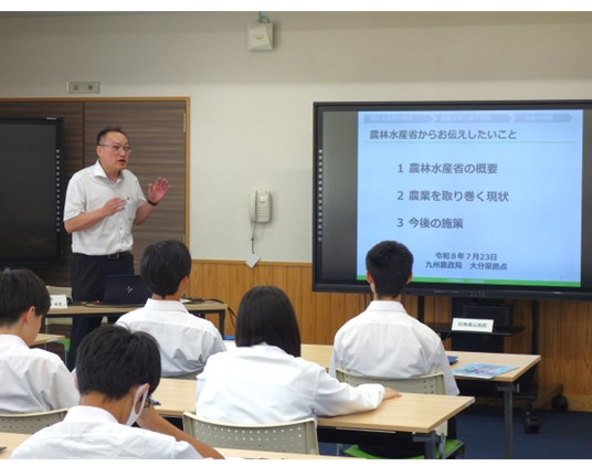 説明をする職員