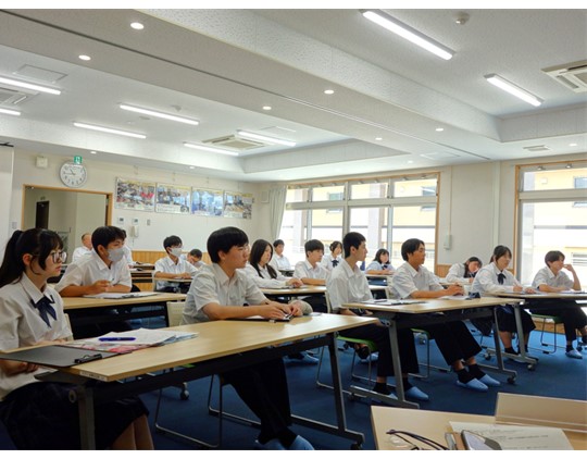 説明を聞く生徒の様子（教室前方から）