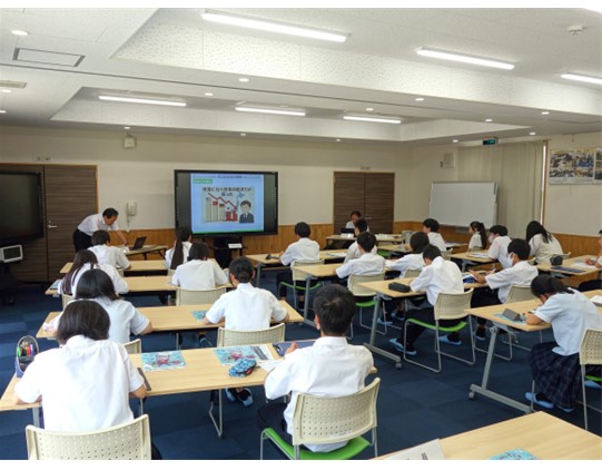 授業を聞く生徒の様子（教室後方から）