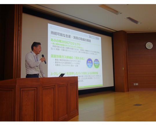 前方演壇でスライドを説明する職員