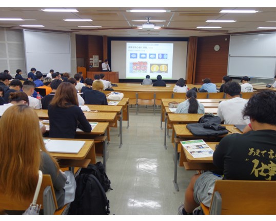 後方から見た受講する学生の様子