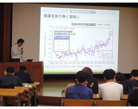教室前方にスライドを投影し説明する様子