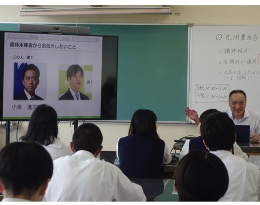 教室の前に置かれたスライドを使って説明数る拠点職員