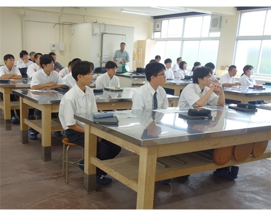 聴講する生徒の様子