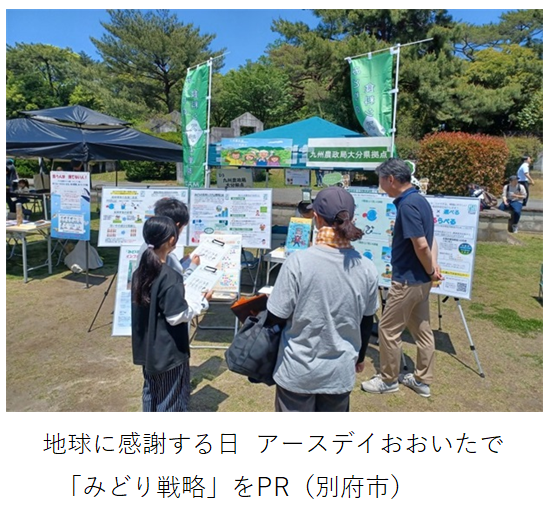 県拠点ブースの前のパネルを見る来場者