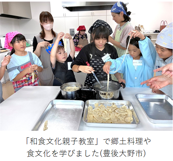 子どもたちが手作りのだんご汁の麺をゆでています。