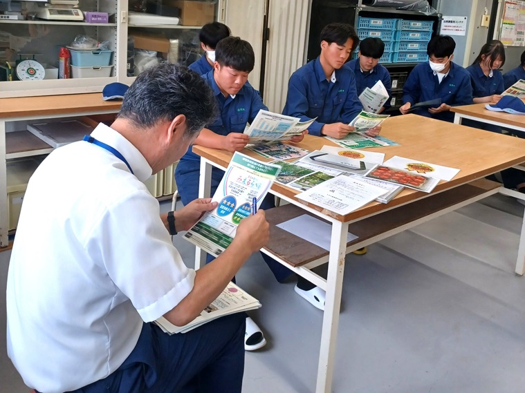 教室内で生徒達と職員が意見交換する様子