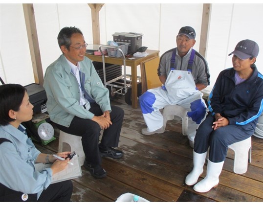 いけすの上に作られた休養室で意見交換する様子