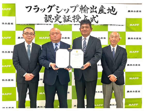 認定証を手に出席者で記念撮影