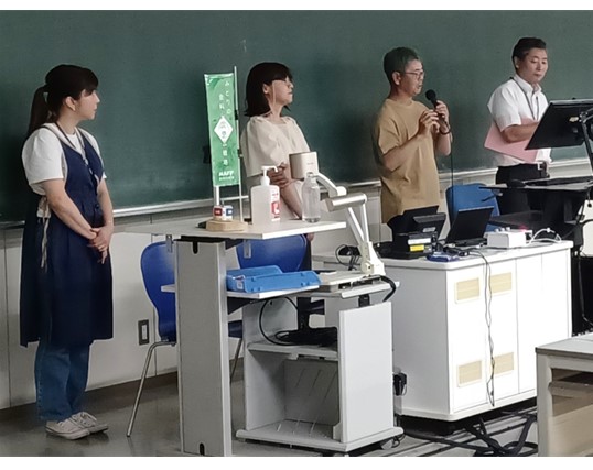 演題に並ぶ4人の講師（手前からインフルエンサーの坂本薫氏、（株）Kabosu Companyの二人と拠点職員）