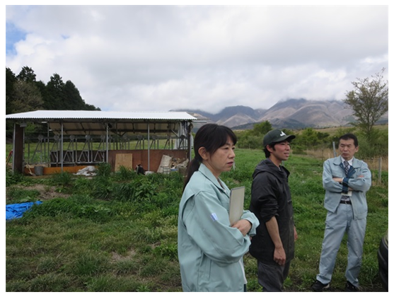 牧草地で意見交換する様子