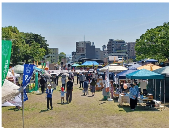 多くの来場者がいる会場の全体風景
