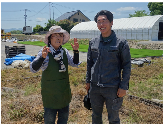 ハウスの前で、浜小路農園のお二人(祖母・ご本人)