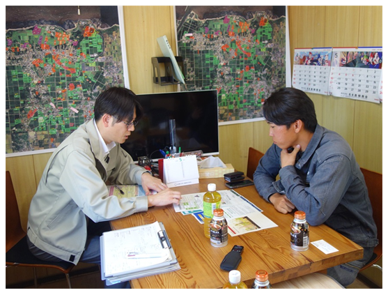 事務室内での意見交換の様子
