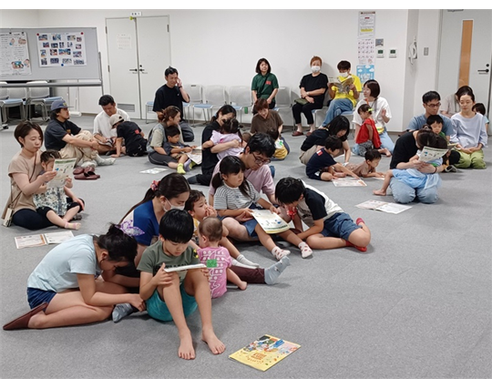 県拠点職員の説明を聞く乳幼児家庭教育学級の参加者