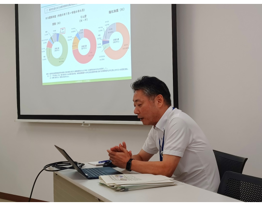 スライドで説明する県拠点職員