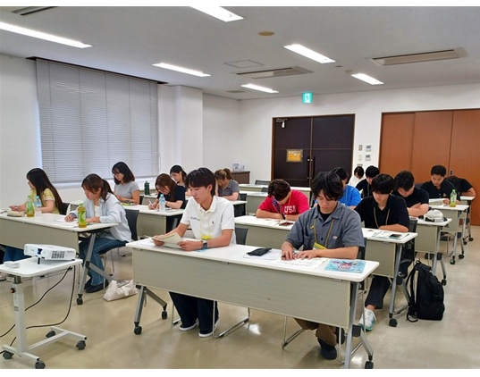教室前方から見た聴講する学生達