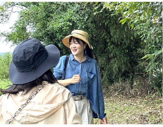 畑で話をするオフィシャルインフルエンサーの伊藤香菜子さん