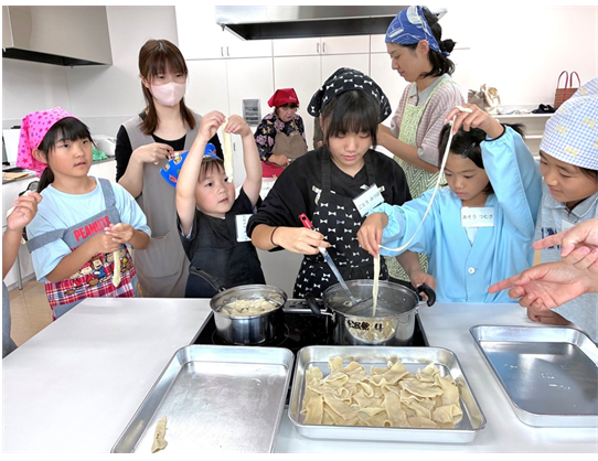 子どもたちが手作りのだんご汁の麺をゆでています。