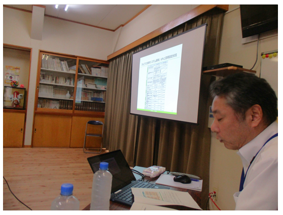 講義する拠点職員