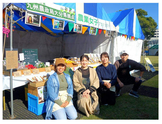 ブースの前で記念撮影する農業女子の皆さん